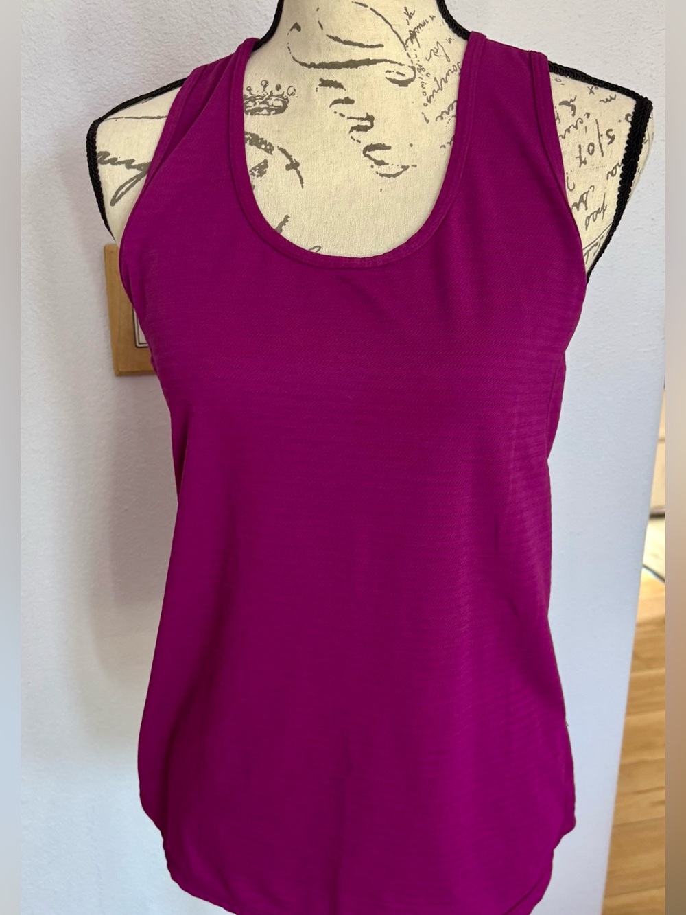 Lot of 2: Women’s Sleeveless Scoop Neck Tank Tops - Magenta and Mint. Size XL.